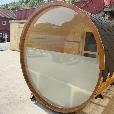 Direkt Am Fjord: Cozy In Bergkulisse *