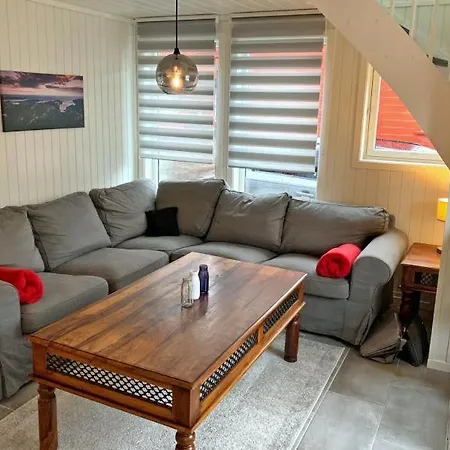 Direkt Am Fjord: Cozy In Bergkulisse *