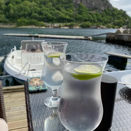Direkt Am Fjord: Cozy In Bergkulisse