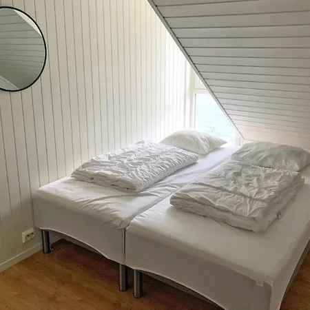 Direkt Am Fjord: Cozy In Bergkulisse