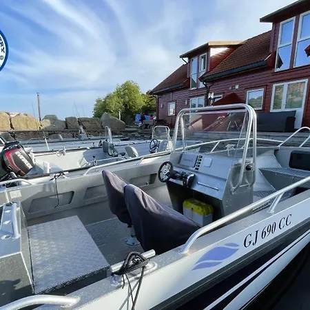 Direkt Am Fjord: Cozy In Bergkulisse