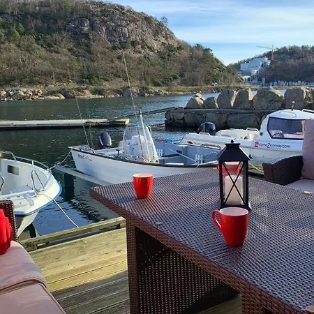 Direkt Am Fjord: Cozy In Bergkulisse Ramsland