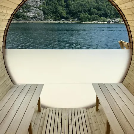 Direkt Am Fjord: Cozy In Bergkulisse * Ramsland