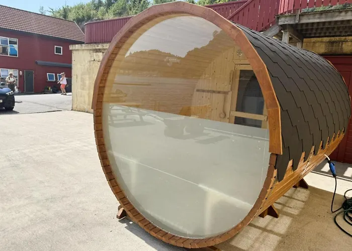 Direkt Am Fjord: Cozy In Bergkulisse *