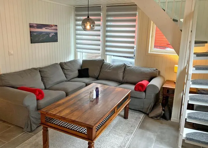 Direkt Am Fjord: Cozy In Bergkulisse *