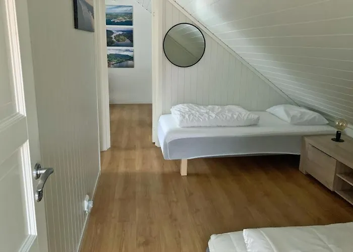 Direkt Am Fjord: Cozy In Bergkulisse Semesterbostad *