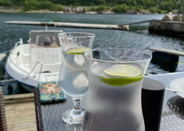 Direkt Am Fjord: Cozy In Bergkulisse