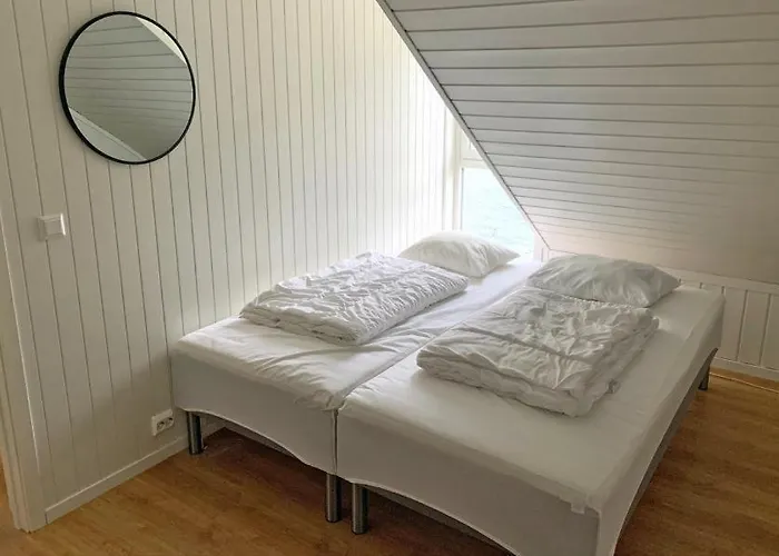 Direkt Am Fjord: Cozy In Bergkulisse