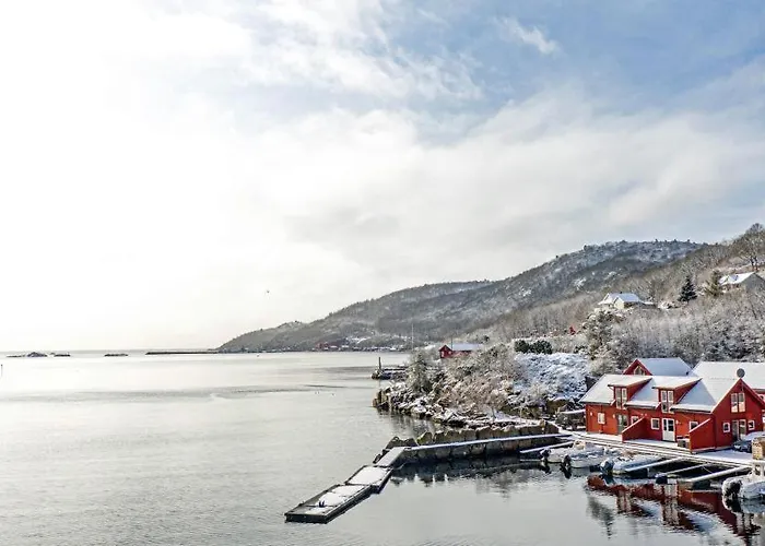 Direkt Am Fjord: Cozy In Bergkulisse * Ramsland
