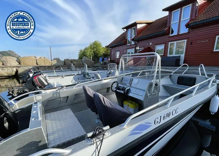 Direkt Am Fjord: Cozy In Bergkulisse