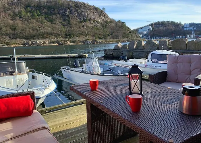 Direkt Am Fjord: Cozy In Bergkulisse Ramsland