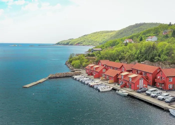 Semesterbostad Direkt Am Fjord: Cozy In Bergkulisse Ramsland