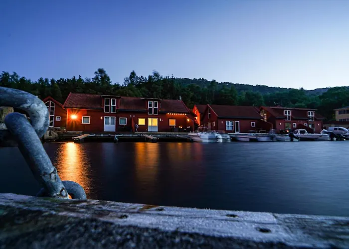 Semesterbostad Direkt Am Fjord: Cozy In Bergkulisse *