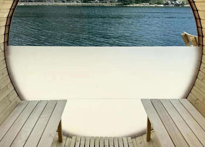 Direkt Am Fjord: Cozy In Bergkulisse * Ramsland