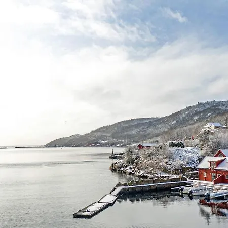 Direkt Am Fjord: Cozy In Bergkulisse * Ramsland