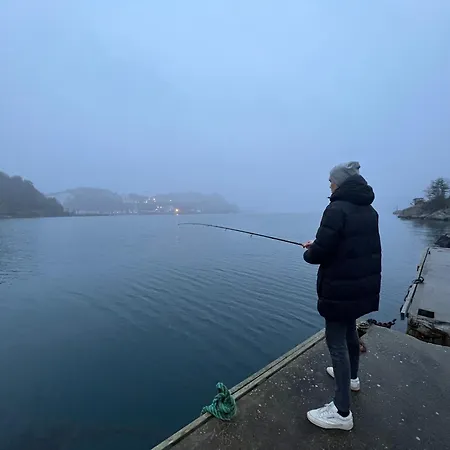 Direkt Am Fjord: Cozy In Bergkulisse